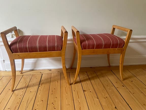 Antika taburetter i björk. Märkta Riddersvik (Herrgård).