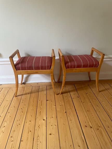 Antika taburetter i björk. Märkta Riddersvik (Herrgård).