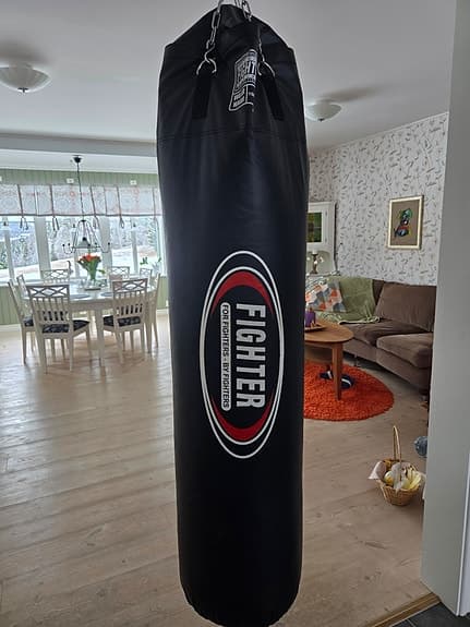 Fighter boxsäck med takfäste och MTG Pro boxhandskar svart