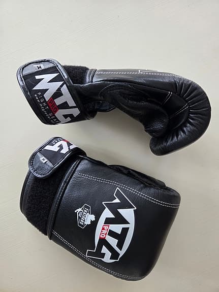 Fighter boxsäck med takfäste och MTG Pro boxhandskar svart