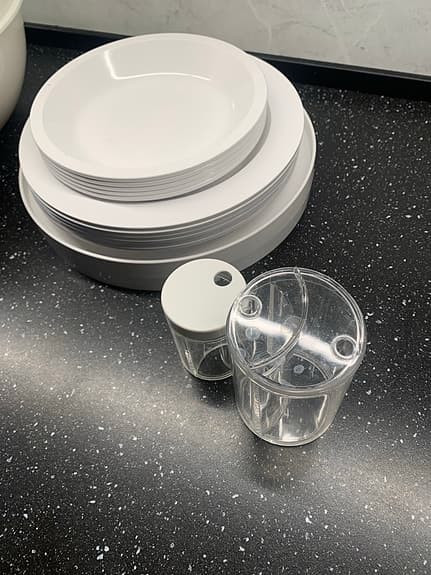 Duka picknickservis med tallrikar, skålar och muggar vit plast