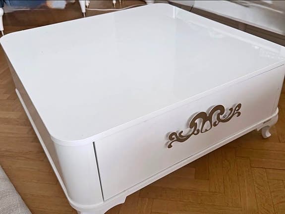 Vitt soffbord med låda