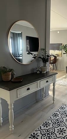 Rund spegel och avlastnings bord