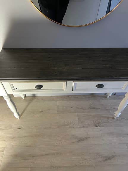 Rund spegel och avlastnings bord