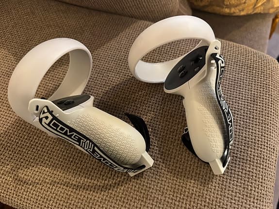 Oculus Quest 2 VR‑headset med handkontroller och fodral