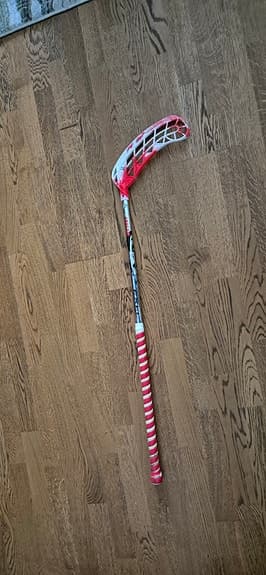 Innebandyklubba röd/vit 2 st för 99 kr