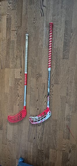 Innebandyklubba röd/vit 2 st för 99 kr