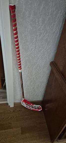 Innebandyklubba röd/vit 2 st för 99 kr