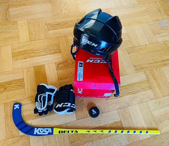 CCM hjälm, hockeyhandskar och DELTA klubba säljes – i fint skick