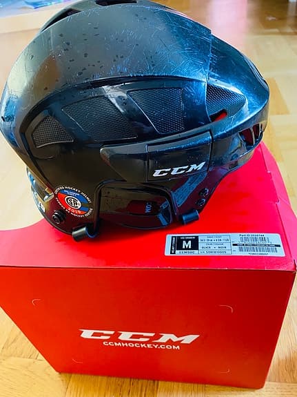 CCM hjälm, hockeyhandskar och DELTA klubba säljes – i fint skick