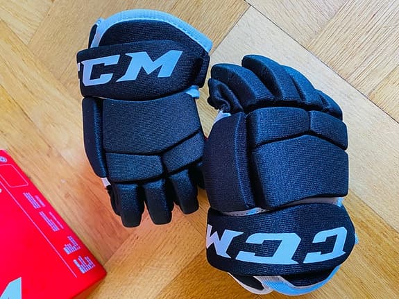 CCM hjälm, hockeyhandskar och DELTA klubba säljes – i fint skick