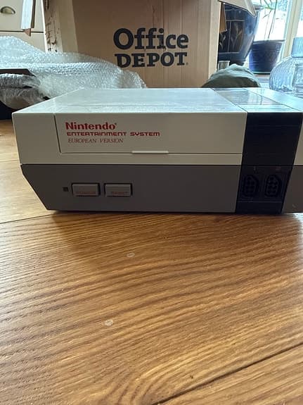 Nintendo Entertainment System NES spelkonsol med kontroller och spel
