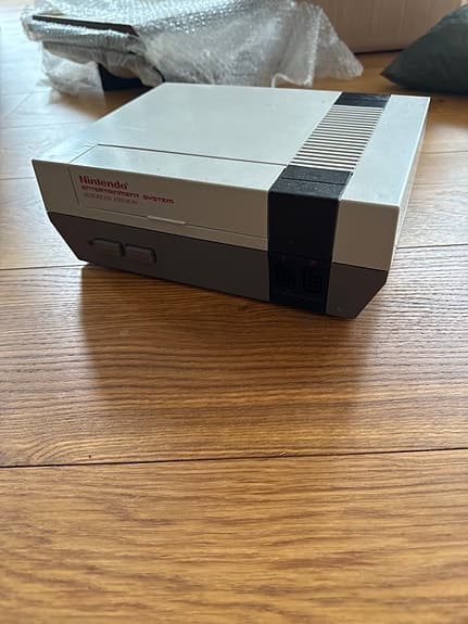Nintendo Entertainment System NES spelkonsol med kontroller och spel