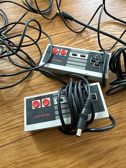 Nintendo Entertainment System NES spelkonsol med kontroller och spel