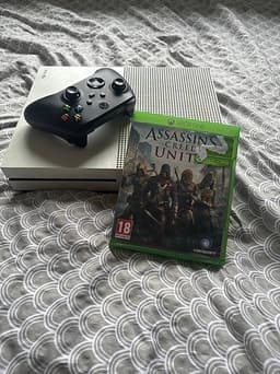 Microsoft Xbox One S spelkonsol vit med handkontroll och Assassin’s Creed Unity