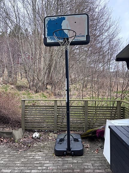 Basketställning med korg och mobil fot