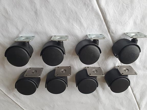 8 svarta möbelhjul med fästplatta av stål