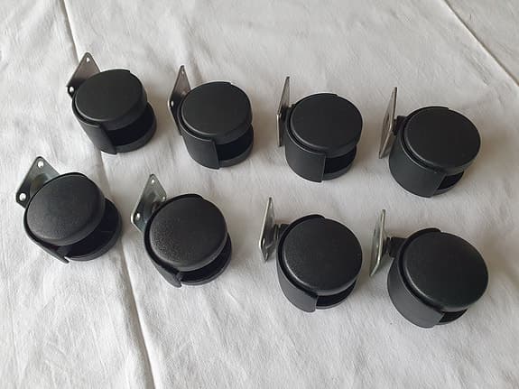 8 svarta möbelhjul med fästplatta av stål