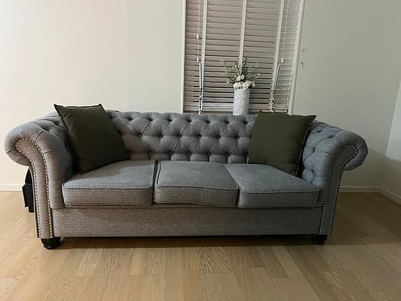2 chesterfield soffor med 1 av dem bädsoffa