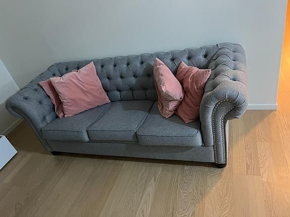 2 chesterfield soffor med 1 av dem bädsoffa