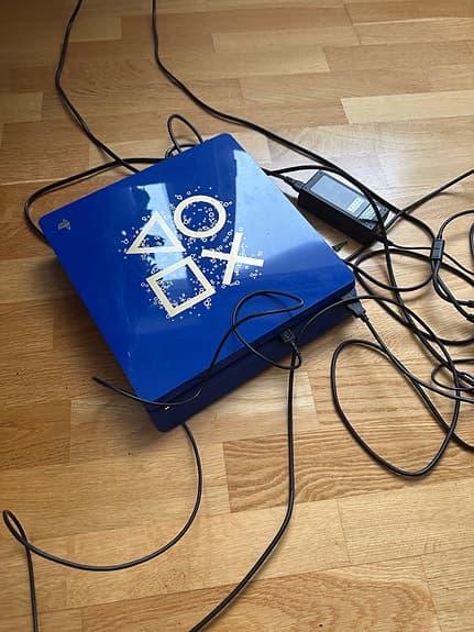 Sony Playstation 4 spelkonsol blå med två handkontroller och Playstation VR