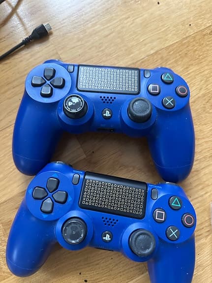 Sony Playstation 4 spelkonsol blå med två handkontroller och Playstation VR