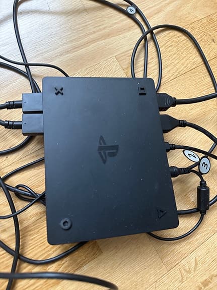 Sony Playstation 4 spelkonsol blå med två handkontroller och Playstation VR
