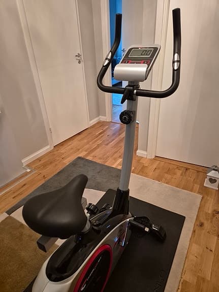 Motionscykel med display svart/grå