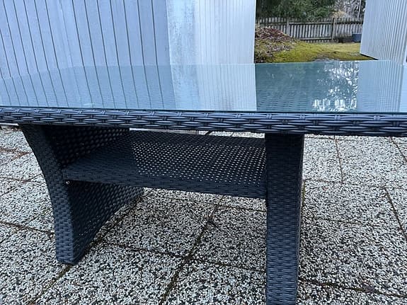 Utemöbler Rottingbord i grått med härdad glasskiva 160x90