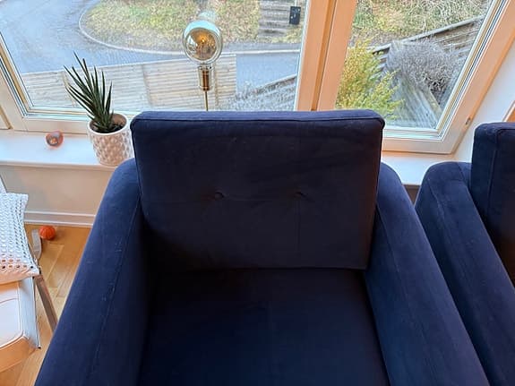 Soffa och fåtöljer i mörkblå sammet