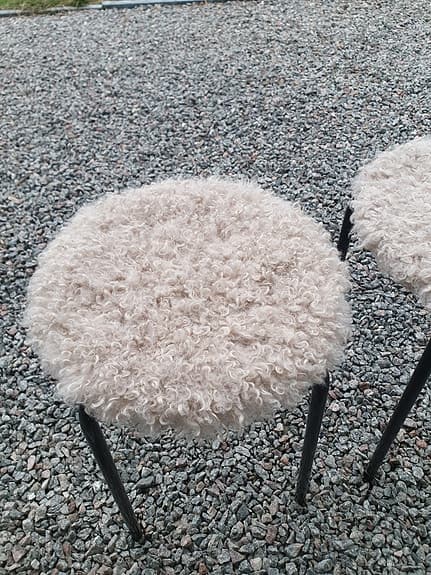 Två IKEA pall med fårskinnssits i konstskinn i beige