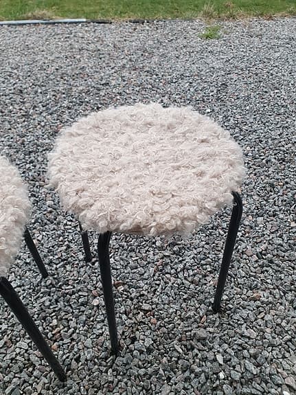 Två IKEA pall med fårskinnssits i konstskinn i beige