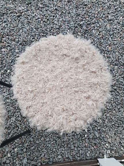Två IKEA pall med fårskinnssits i konstskinn i beige