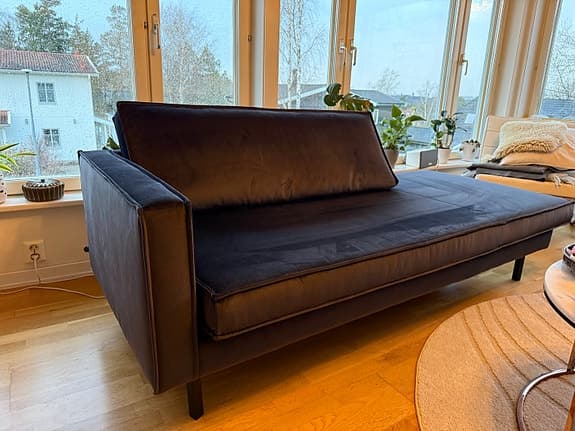 Skön dagbädd i mörkblå sammet