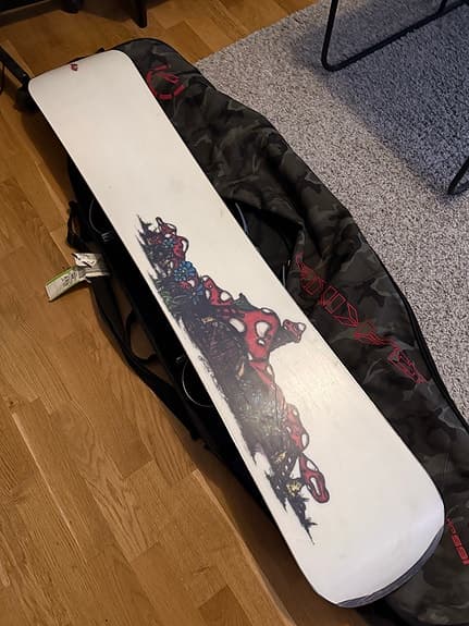 Snowboard med bindningar och fodral gul