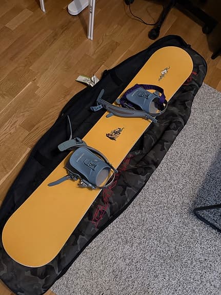 Snowboard med bindningar och fodral gul