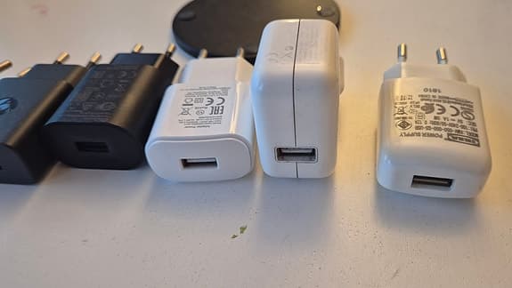 8st Laddare olika märken USBC+USBA+Trådlös Laddare