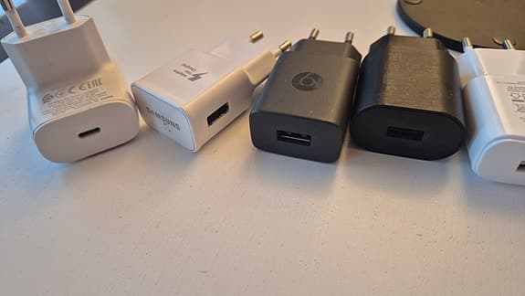 8st Laddare olika märken USBC+USBA+Trådlös Laddare