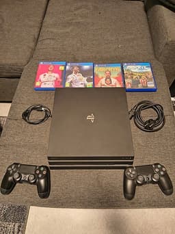 Sony Playstation 4 Pro spelkonsol svart med två handkontroller
