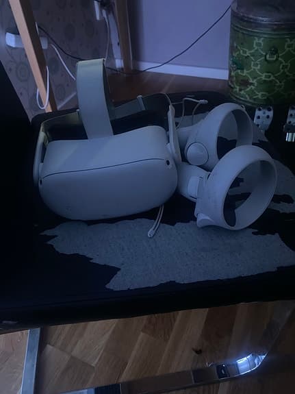 Meta Quest 2 VR‑headset med handkontroller vit