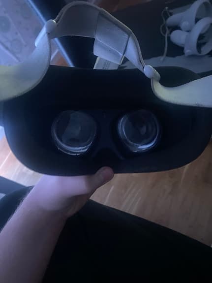 Meta Quest 2 VR‑headset med handkontroller vit