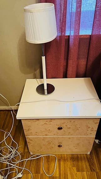 Sängbord i vit/marmor design med glans
