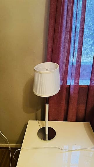 Sängbord i vit/marmor design med glans