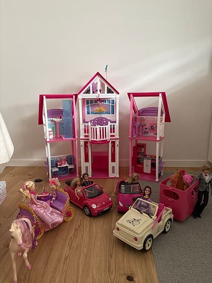 Barbie dockhus med dockor och fordon rosa