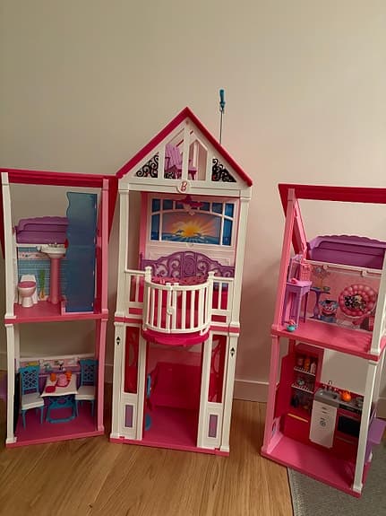 Barbie dockhus med dockor och fordon rosa