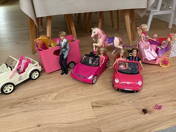 Barbie dockhus med dockor och fordon rosa
