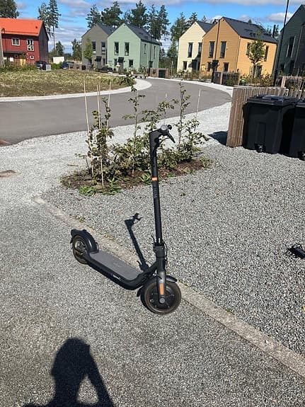 Segway elsparkcykel svart (Ninebot by Segway KickScooter elscooter F20D)