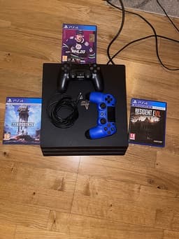 PS4 PRO med 2 kontroller, 3 spel. 1TB