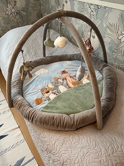 Teddykompaniet babygym med lekbågar och hängande leksaker