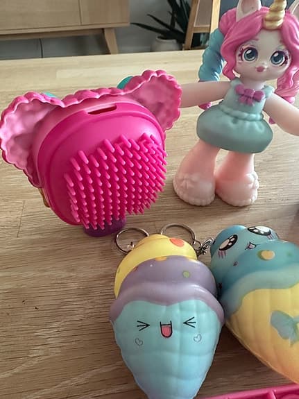 Squishy, docka, lOL hårborste och bubbleboard